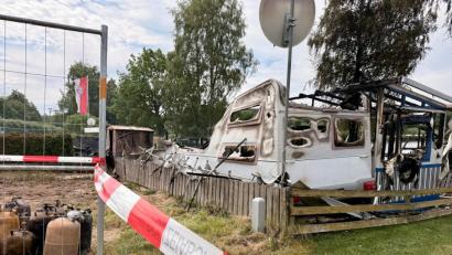 Bild: Gabi Schönberger
Bei einem Brand auf einem Campingplatz in Großkotzenreuth (Eschenbach) sind mehrere Wohnwagen komplett zerstört worden. Ein Mensch kam ums Leben.