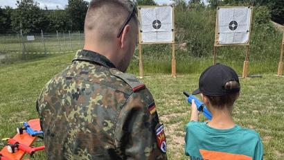 Archivbild: mgo
Beim „Tag der Bundeswehr“ in der Weidener Kaserne richteten sich zahlreiche Mitmachangebote auch an Kinder. Die Teilnahme der Streitkräfte am Weidener Kinderbürgerfest lehnt die GEW jedoch ab.
