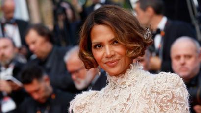 Bild: Joel C Ryan/Invision/dpa
Halle Berry spricht sich gegen die Erwartungen aus, sich beim Älterwerden zur Ruhe zu setzen. (Archivbild)