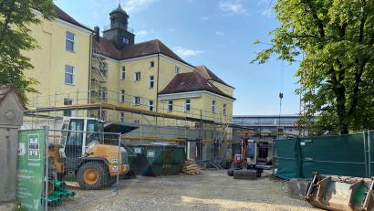 Bild: Andreas Ascherl 
Der Erweiterungsbau der Amberger Max-Josef-Schule wächst nach oben. Gleichzeitig steigen aber auch die Kosten gewaltig an.