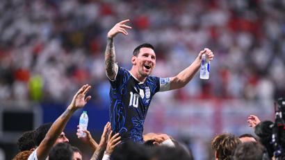 Bild: Tom Weller/dpa
Lionel Messi wird auf Schultern getragen.