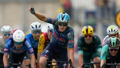 Bild: Mosa'ab Elshamy/AP/dpa
Tim Merlier holt seinen dritten Etappensieg bei der Tour 2026.