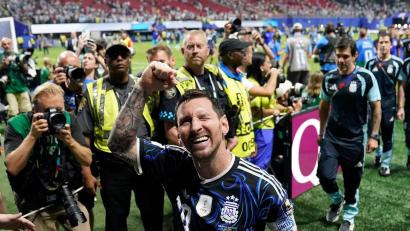 Bild: Jacob Kupferman/AP/dpa
Lionel Messi lässt sich feiern.