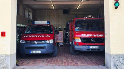 Bild: Oswald Zintl
Die derzeitigen Voraussetzungen für die Feuerwehr Poppenreuth im ehemaligen Schulhaus sind nicht optimal. Vor allem die Sicherheit der Aktiven bei Einsätzen stehen in der Kritik. Ein Neubau beziehungsweise Umbau würde die Situation enorm verbessern