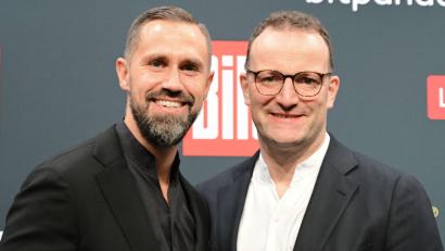 Bild: Elisa Schu/dpa
Das Ehepaar freut sich über Baby Georg. (Archivbild)