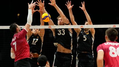 Bild: Justin Tang/The Canadian Press/AP/dpa
Die deutschen Volleyballer um Jan Zimmermann (l) mussten eine knappe Niederlage gegen den Iran einstecken. (Archivbild)