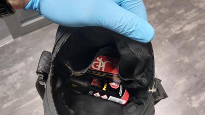 Bild: Bundespolizeiinspektion Waldmünchen
Der Jugendliche hatte das Pfefferspray in dieser Umhängetasche bei sich.
