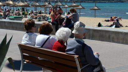 Bild: Jens Kalaene/dpa-Zentralbild/dpa
Nicht immer zieht es Menschen in Rente wie hier direkt nach Mallorca. Der Trend zur Frührente war zuletzt aber ungebrochen. (Archivfoto)