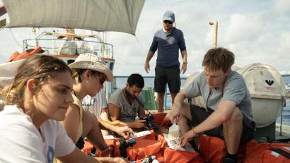 Bild: Reiner Bajo/Netflix/dpa
Der Film „23 000“ Leben erzählt von jungen Leuten, die eine Mission zur Rettung von Geflüchteten im Mittelmeer starten, mit Louis Hofmann (r) in einer Hauptrolle.