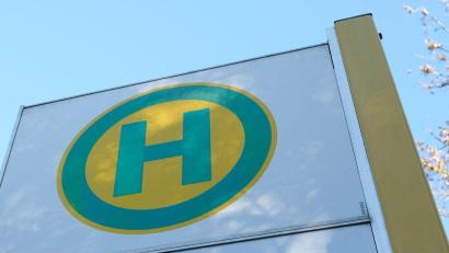 Symbolbild: Bernd Weißbrod/dpa
Wegen einer Straßensperrung kann die Bus-Linie 457 in Edelsfeld ab Montag drei Haltestellen nicht bedienen.