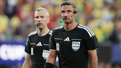 Bild: Adam Hunger/ AP/dpa
Slavko Vincic (r.) darf das WM-Finale leiten. (Archivbild)