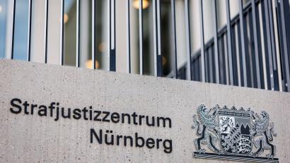 Archivbild: Daniel Karmann/dpa
Ein Mann steht in Nürnberg wegen des Vorwurfs der schweren Zwangsprostitution vor Gericht.