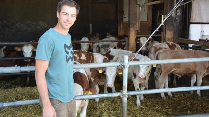 Bild: Josef Rosner
Landwirt Alexander Weiß züchtet bereits jetzt Bullen in Großbüchlberg. Dort will er mit dem Neubau seine Bullenmast auf 220 Bullen erweitern. Die Fertigstellung ist für Mai 2027 geplant.