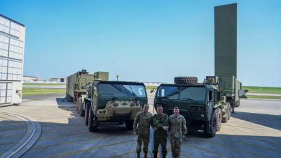 Bild: Sgt. Perla Alfaro/DVIDS/dpa
Ein Vorteil des Waffensystems Typhon ist es, dass es sich auf Lastwagen installieren lässt und damit mobil ist. (Archivbild)