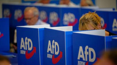 Bild: Henning Kaiser/dpa
Beim AfD-Wahlparteitag in Marl ist der Machtkampf zwischen zwei innerparteilichen Lagern eskaliert.
