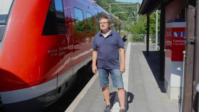 Bild: Jennifer Battaglia
Rainer Weiß am Bahnsteig in Hartmannshof. Die regelmäßigen Verspätungen auf der Bahnlinie RE 40 von Nürnberg über Amberg nach Regensburg machen den 66-Jährigen wütend.