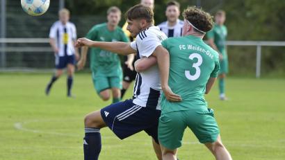 Archivbild: Hubert Ziegler
Joshua Schertl (rechts) und Co. haben vergangene Saison in der Kreisliga Süd eine scharfe Klinge geschlagen. Dass sie guten Fußball spielen können wollen die jungen Kicker des FC Weiden-Ost auch im Pokal-Schlager gegen den Regionalligisten SpVgg Ansbach zeigen.