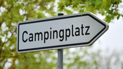 Symbolbild: Martin Schutt/dpa
Um sicheres Camping zu gewährleisten, ist ein Brandschutzkonzept auf Campingplätzen Pflicht.