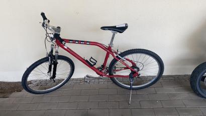 Bild: Polizei Schwandorf/Dirnberger
Die Polizei Schwandorf stellte dieses rote Fahrrad der Marke Hawk bei einem polizeibekanntem Mann sicher. Nun wird der Eigentümer des Fahrrads gesucht.
