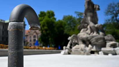 Bild: Sven Hoppe/dpa
Vor den Verboten hatte die Stadt schon mehrere Brunnen abgeschaltet. (Archivbild)