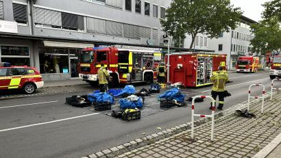 Bild: Feuerwehr Amberg
Großeinsatz der Feuerwehr an der Marienstraße in Amberg: Im Haus des Kunden der Sparkasse war Ammoniak aus der Klimaanlage ausgetreten.