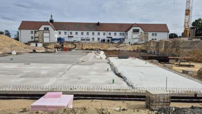 Bild: Lowak
Der Bau des neuen Schulhauses in Windischeschenbach schreitet voran. Aktuell wird die Bodenplatte gegossen.