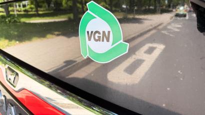 Bild: Gabi Schönberger
Wer mit dem Bus in Weiden, Amberg, den umliegenden Landkreisen Neustadt, Tirschenreuth oder Amberg-Sulzbach sowie dem VGN-Raum unterwegs ist, zahlt seine Fahrkarten immer häufiger auf digitalem Weg. Ab 2027 will der Verbund sein Ticketangebot verschlanken.