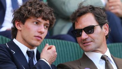 Bild: Kirsty Wigglesworth/AP/dpa
Antonelli unterhielt sich in Wimbledon angeregt mit Roger Federer. (Archivbild)