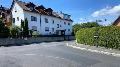 Bild: Andreas Ascherl  
Die Einmündung der Hammermeisterstraße in den Langangerweg. Heute gilt hier "Rechts vor links". Künftig wird es eine – rot markierte – abknickende Vorfahrtsstraße geben, um eine durchgehende Fahrradstraße zu erreichen.