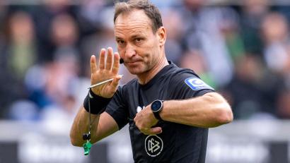 Bild: David Inderlied/dpa
Bastian Dankert ist beim WM-Finale als Video-Assistent im Einsatz. (Archivbild)