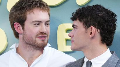 Bild: Scott A Garfitt/Invision/AP/dpa
Kit Connor (links) und Joe Locke am 14. Juli bei der Premiere des Films „Heartstopper Forever“ in London. (Archivbild)