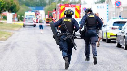 Bild: Henning Bagger/Ritzau Scanpix Foto/AP/dpa
Einsatzkräfte auf dem Weg zum Tatort bei Aalborg.