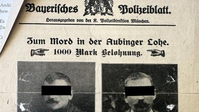 Bild: Staatsarchiv Amberg / Landgericht Amberg / Schwurgerichtsakten 2935
Das Bild zeigt das Original-Fahndungsplakat, dass eine Belohnung für Hinweise auf die Täter im Mordfall in der Aubinger Lohe zeigt. Andreas W. (links) soll einer der Mörder gewesen sein.