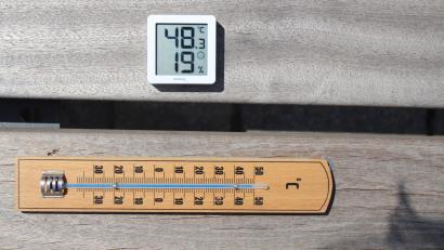 Bild: Klaus Rothfischer
Zwei Thermometer liegen auf einer Bank auf dem Kümmersbrucker Dorfplatz in der Sonne. An einem Juni-Samstag wurden dort 48 Grad gemessen.