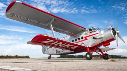 Bild: oldtimerflug.de
Der "Stargast" des Jubiläumsfestes: die legendäre Antonov An-2. Mit diesem "Koloss der Lüfte" werden auch Rundflüge angeboten.