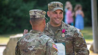Bild: Sgt. Kammen Taylor/US Army
Der bisherige Command Sergeant Major Paul Fedorisin (rechts) wird von Kommandeur Terry Tillis als "Legende" verabschiedet.