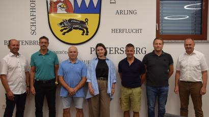 Bild: Paul Böhm
Der Zweckverband zur Wasserversorgung der Diebis-Gruppe hat Verbandsräte vereidigt (von links): Hans Ram, Roland Müller, Michael Erras, Felicitas Stecher, Hubertus Freiherr von Eyb, Thomas Fasoldt und Erich Meidinger.