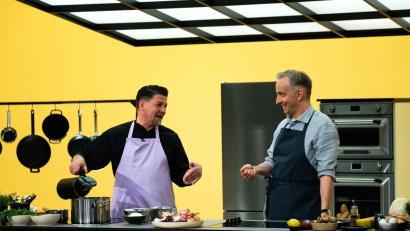 Bild: Lennart Speer/ZDF/dpa
Abermals begrüßt Böhmermann darin prominente Gäste, um mit ihnen zu kochen. (Handout)