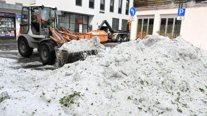 Bild: Bernd Weißbrod/dpa
Hagel im Hochsommer - wie ist das möglich? (Archivbild)