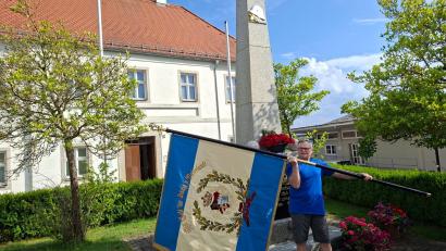 Bild: Reinhard Beer
Vorsitzender der Soldaten- und Kriegerkameradschaft (SKK) Mähring Reinhard Beer mit der neu restaurierten Vereinsfahne am Ehrenmal.