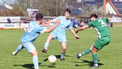Archivbild: Rudi Gebert
Der SV Mitterteich startet am Sonntag mit der Partie beim TSV Obernsees in die neue Saison. Im Vorjahr gewannen die Stiftländer beide Spiele mit 2:0. In dieser Szene schießt Jona Jackwert (rechts) im Heimspiel zum Endstand ein.