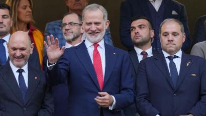 Bild: Silvia Izquierdo/AP/dpa
Die Rückkehr des Adels: König Felipe VI. (M). (Archivbild)
