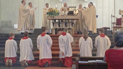 Bild: Maria Bitterer 
Prälat Johannes Neumüller (Mitte, am Altar) feiert sein 50-jähriges Priesterjubiläum.
