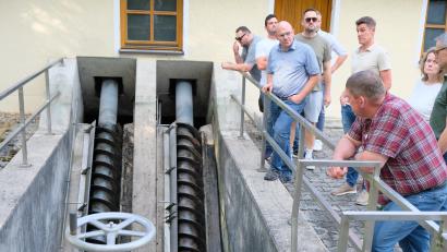 Bild: Robert Dotzauer
Der Haushaltsberatung in Schlammersdorf ging ein Ortstermin der Verbandsräte in der Kläranlage beider Gemeinden voraus. Einzelheiten der Abwasserreinigung erläuterte Gerhard Maier, technischer Leiter der Stadtwerke Grafenwöhr.