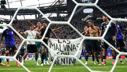 Bild: Nick Potts/PA Wire/dpa
Argentinische Spieler halten das Plakat nach dem WM-Finaleinzug hoch.
