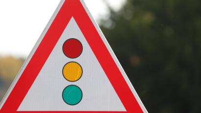 Symbolbild: Karl-Josef Hildenbrand/dpa
Eine Ampel regelt ab den nächsten Tagen den Verkehr auf der Staatsstraße 2177 zwischen Weihermühle und der Abzweigung nach Erbendorf. Grund hierfür sind Reparaturen am Brückenbauwerk die über den Steinwaldradweg führt.