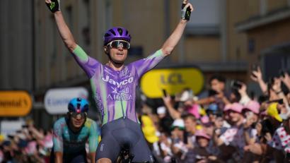 Bild: Mosa'ab Elshamy/AP/dpa
Der Schweizer Mauro Schmid gewann die 13. Etappe der Tour de France.