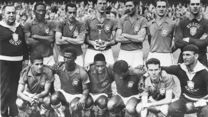 Bild: picture alliance / dpa
Dritter von links: Pelé, Brasiliens WM-Held 1958. (Archivbild)