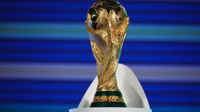 Bild: Christian Charisius/dpa
Für den neuen Weltmeister gibt es nicht nur die WM-Trophäe. (Archivbild)