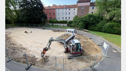 Bild: Andreas Ascherl 
Hier wird tatsächlich gegraben. Der Wasserspielplatz am ehemaligen Biotop in Amberg wird gerade gebaut.